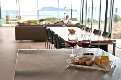 Cloudy Bay Beach House - Australian Directory 30