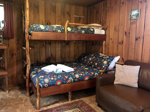 Cradle Mountain Highlanders - Australian Directory 32