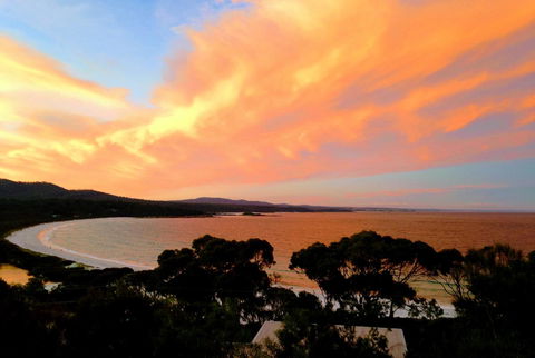 DOLPHIN LOOKOUT COTTAGE - Amazing Views Of The Bay Of Fires - Australian Directory 0