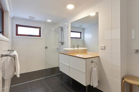 DOLPHIN LOOKOUT COTTAGE - Amazing Views Of The Bay Of Fires - Australian Directory 2