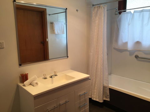 Regatta Point Tavern & Holiday Villas - Australian Directory 3