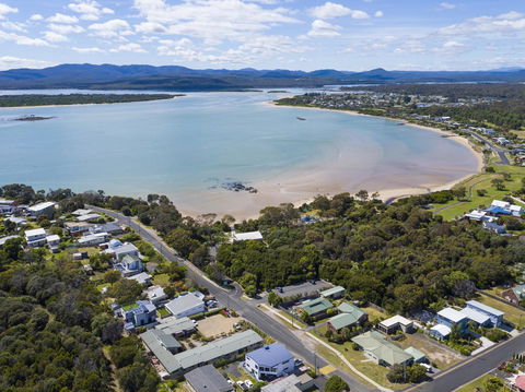 Hawley Beach Escape - Australian Directory 26