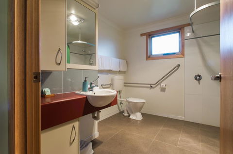 Arthur Riverfront And Sea Lodge Downstream - Australian Directory 15