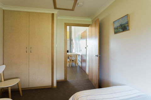Arthur Riverfront And Sea Lodge Downstream - Australian Directory 14