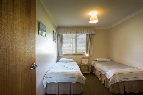 Arthur Riverfront And Sea Lodge Downstream - Australian Directory 13