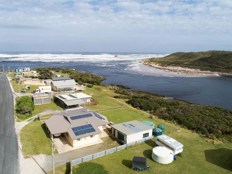 Arthur Riverfront And Sea Lodge Downstream - Australian Directory 2