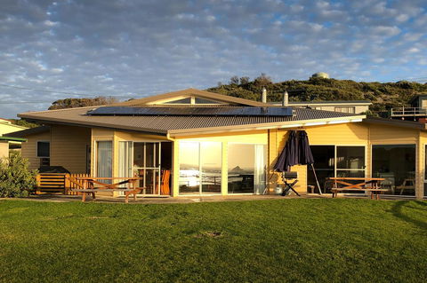 Arthur Riverfront And Sea Lodge Downstream - Australian Directory 20