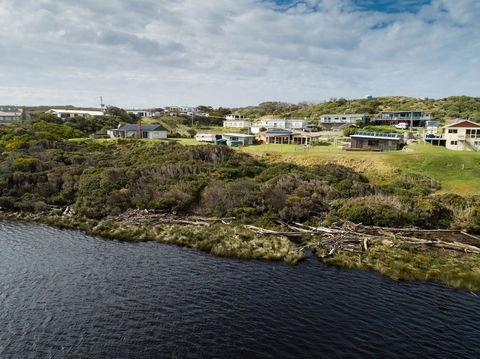 Arthur Riverfront And Sea Lodge Downstream - Australian Directory 19