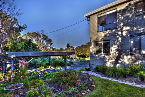 Cove Beach Apartment 2 - Australian Directory 6