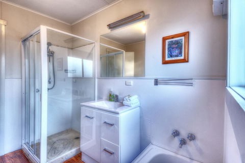 Cove Beach Apartment 2 - Australian Directory 8
