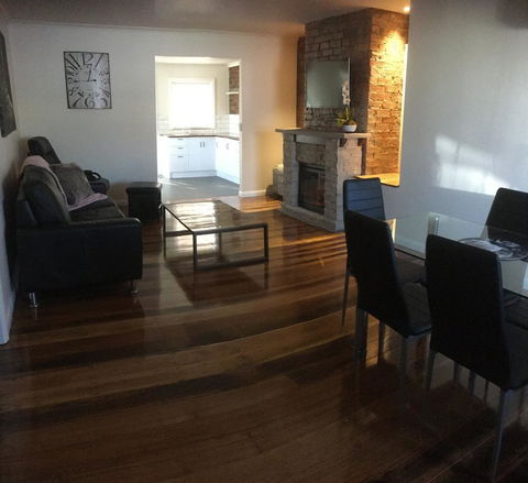 3ree- Spacious & Charming Apartment - Australian Directory 11