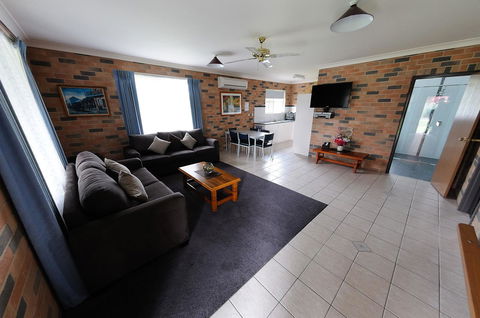 Greenvale Holiday Units - Australian Directory 3