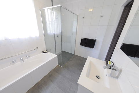 Greenvale Holiday Units - Australian Directory 2