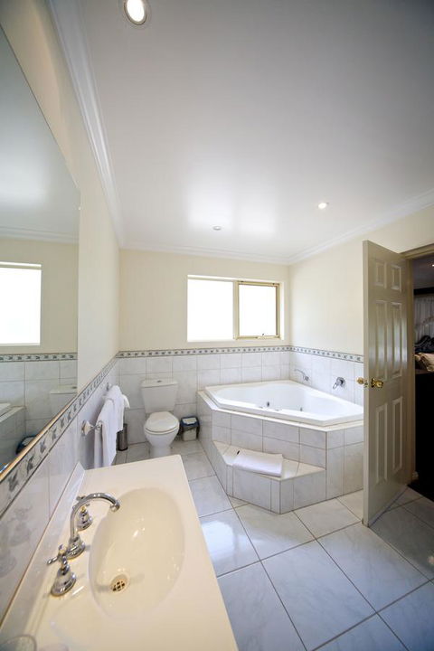 Sanctuary House Resort Motel - Australian Directory 7