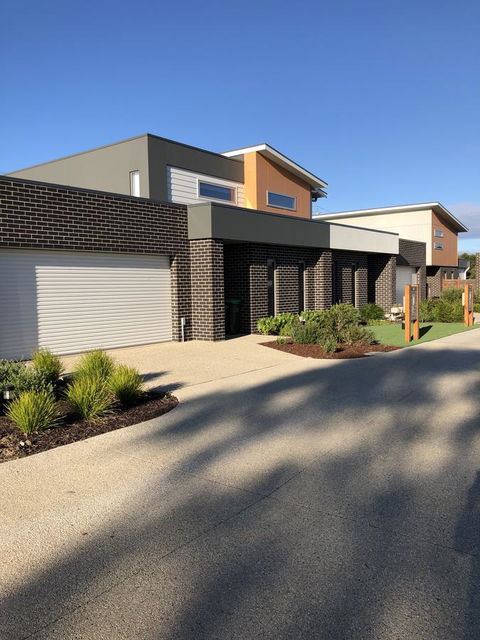 Escape On Birch - Australian Directory 35