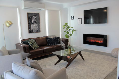 Escape On Birch - Australian Directory 26