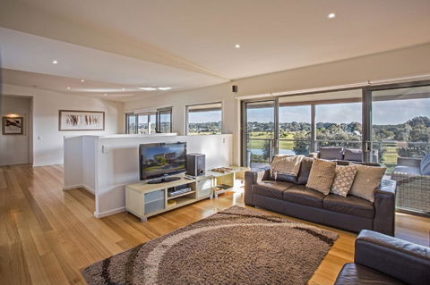 Saltwater Breeze Retreat - Australian Directory 4