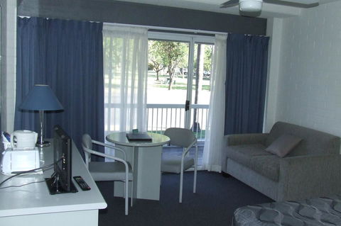 Dalby Manor Motor Inn - Australian Directory 37