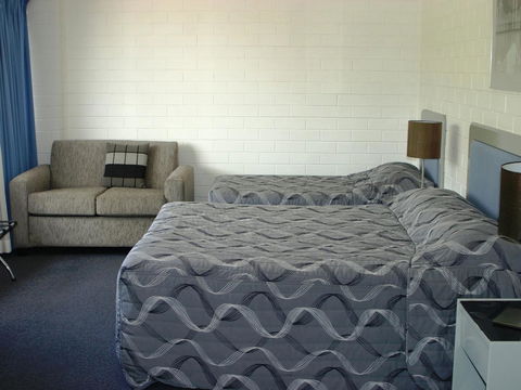 Dalby Manor Motor Inn - Australian Directory 35