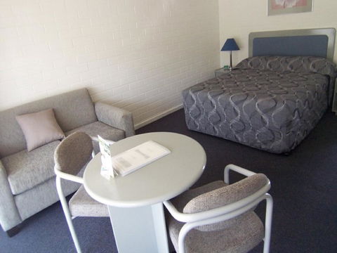 Dalby Manor Motor Inn - Australian Directory 33