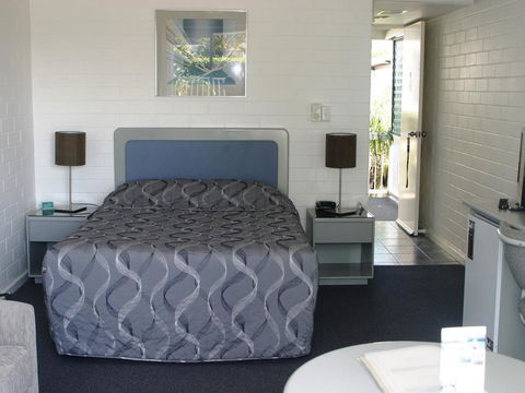 Dalby Manor Motor Inn - Australian Directory 26