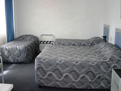 Dalby Manor Motor Inn - Australian Directory 17