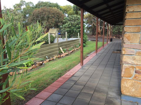 Beeâ€™s Place - 3 Bedroom Home On 10 Acres Of Land With Distant Ocean Views - Australian Directory 24