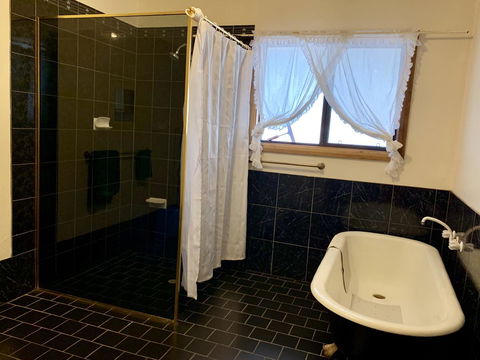 Beeâ€™s Place - 3 Bedroom Home On 10 Acres Of Land With Distant Ocean Views - Australian Directory 9