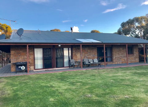 Beeâ€™s Place - 3 Bedroom Home On 10 Acres Of Land With Distant Ocean Views - Australian Directory 11
