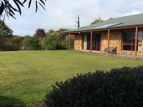 Beeâ€™s Place - 3 Bedroom Home On 10 Acres Of Land With Distant Ocean Views - Australian Directory 4