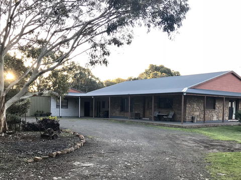 Beeâ€™s Place - 3 Bedroom Home On 10 Acres Of Land With Distant Ocean Views - Australian Directory 14