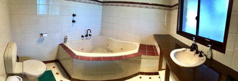 Beeâ€™s Place - 3 Bedroom Home On 10 Acres Of Land With Distant Ocean Views - Australian Directory 22