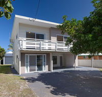 'SeaHaven' 2 Richardson Ave - Large home with Aircon Smart TV WIFI Netflix  Boat Parking - Australian Directory