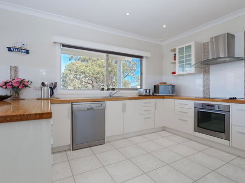 'SeaHaven', 2 Richardson Ave - Large Home With Aircon, Smart TV, WIFI, Netflix & Boat Parking - Australian Directory 3