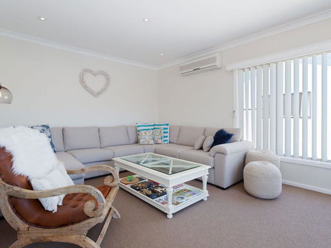 'SeaHaven', 2 Richardson Ave - Large Home With Aircon, Smart TV, WIFI, Netflix & Boat Parking - Australian Directory 2