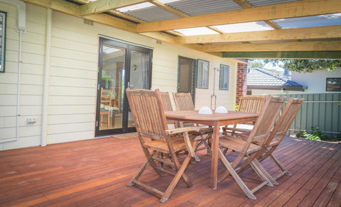 17 Broadbeach Drive - Free WiFi! - Australian Directory 0