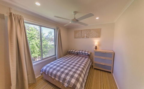 17 Broadbeach Drive - Free WiFi! - Australian Directory 1