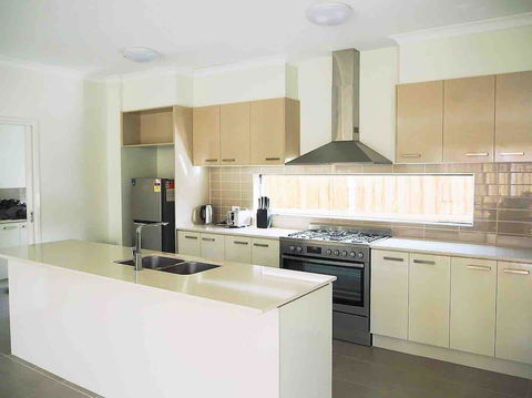 4 Bed 2 And A Half Bath Luxury Villa In Point Cook - Australian Directory 3