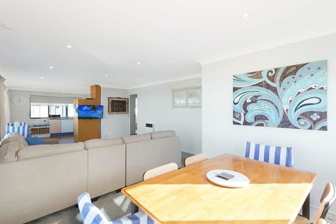 45 Hillside Cres Beach House - Australian Directory 3