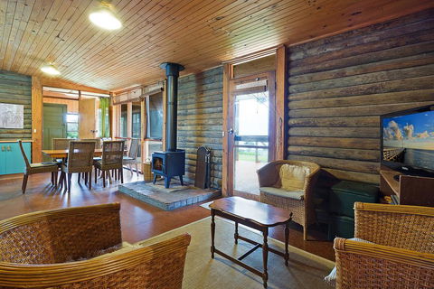 98 Ocean Parade - Rustic Log Cabin - Australian Directory 2