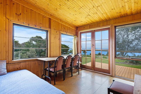 98 Ocean Parade - Rustic Log Cabin - Australian Directory 3