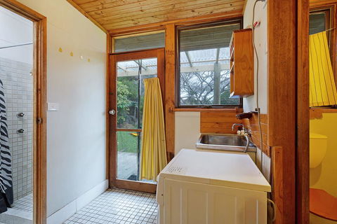 98 Ocean Parade - Rustic Log Cabin - Australian Directory 1