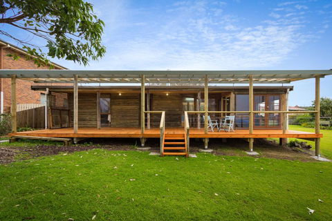 98 Ocean Parade - Rustic Log Cabin - Australian Directory 0