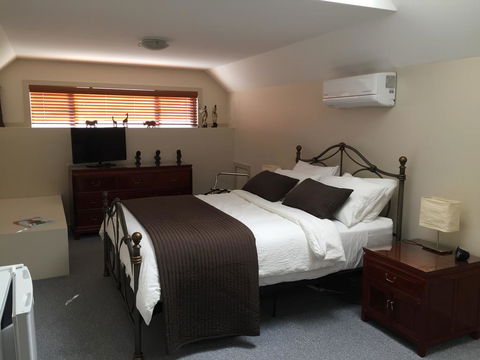 Atina Rocks Country Homestead - Australian Directory 0