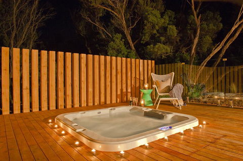 Azure Beach Retreat - Spa Luxury - Australian Directory 0
