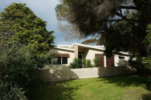 Baillieu Breeze - Australian Directory 1
