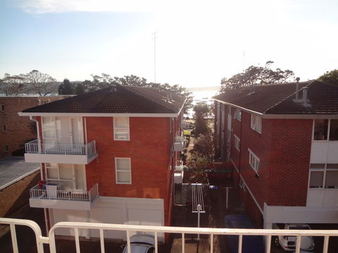 Balmoral Retreat - Australian Directory 1