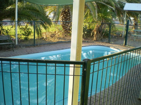 Banjos Overnight And Holiday Units - Australian Directory 2