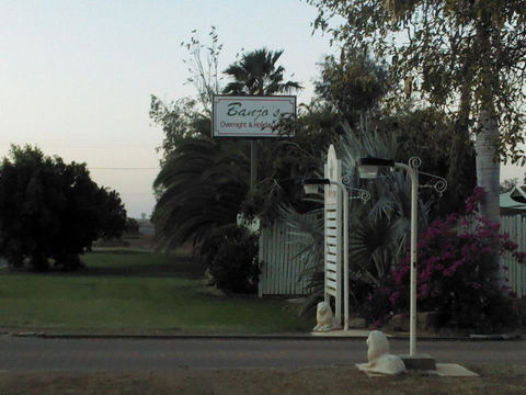 Banjos Overnight And Holiday Units - Australian Directory 1