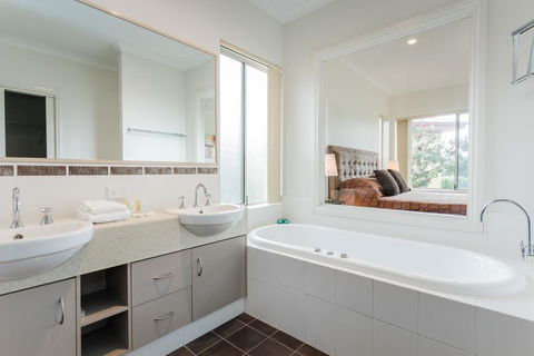 Banksia @ Cosy Corner - Australian Directory 0